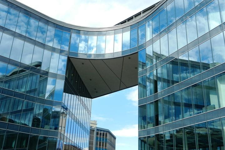 La persona contratada a jornada completa es requisito necesario y también suficiente...